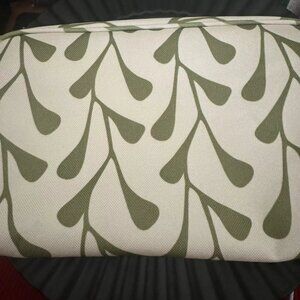 NWOT Clinique Ivory w/Green Leaves Cosmetic Travel Bag with 2 Green Bags